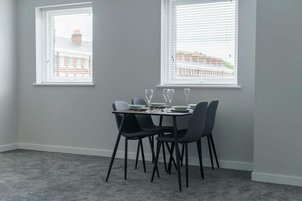 Modern 2 Bedroom In Apartment *