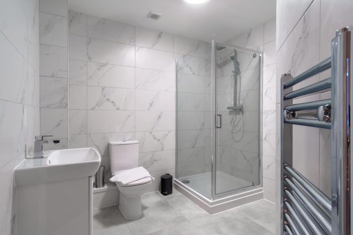 Modern 2 Bedroom In Apartment *