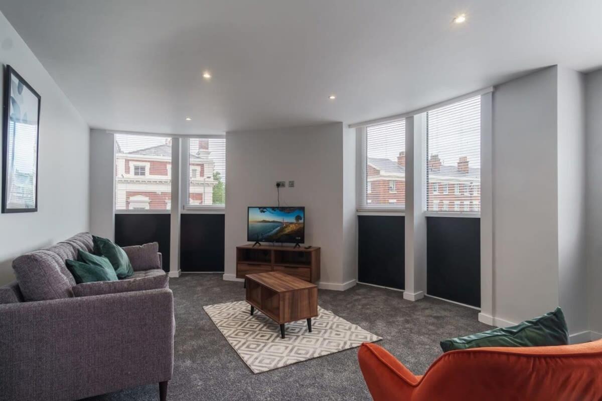 Modern 2 Bedroom In Apartment *